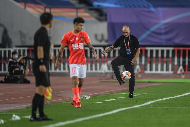 麦考尔接球时遭遇伯顿逼迫，随后还没过半场就走步违例9天前